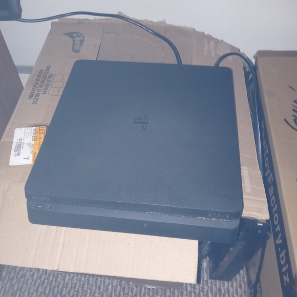 PS4 slim 1tb - Picture 2 of 4